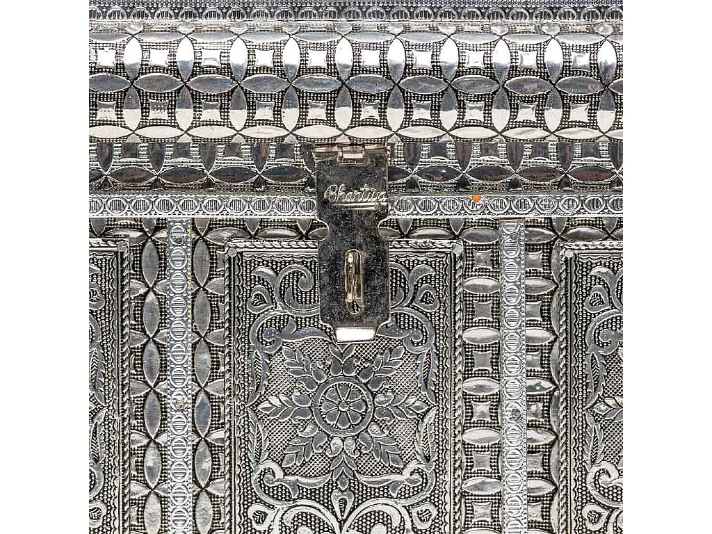 Silberne Schmuckschatulle aus geprÃ¤gtem Metall, 30x20x25h cm