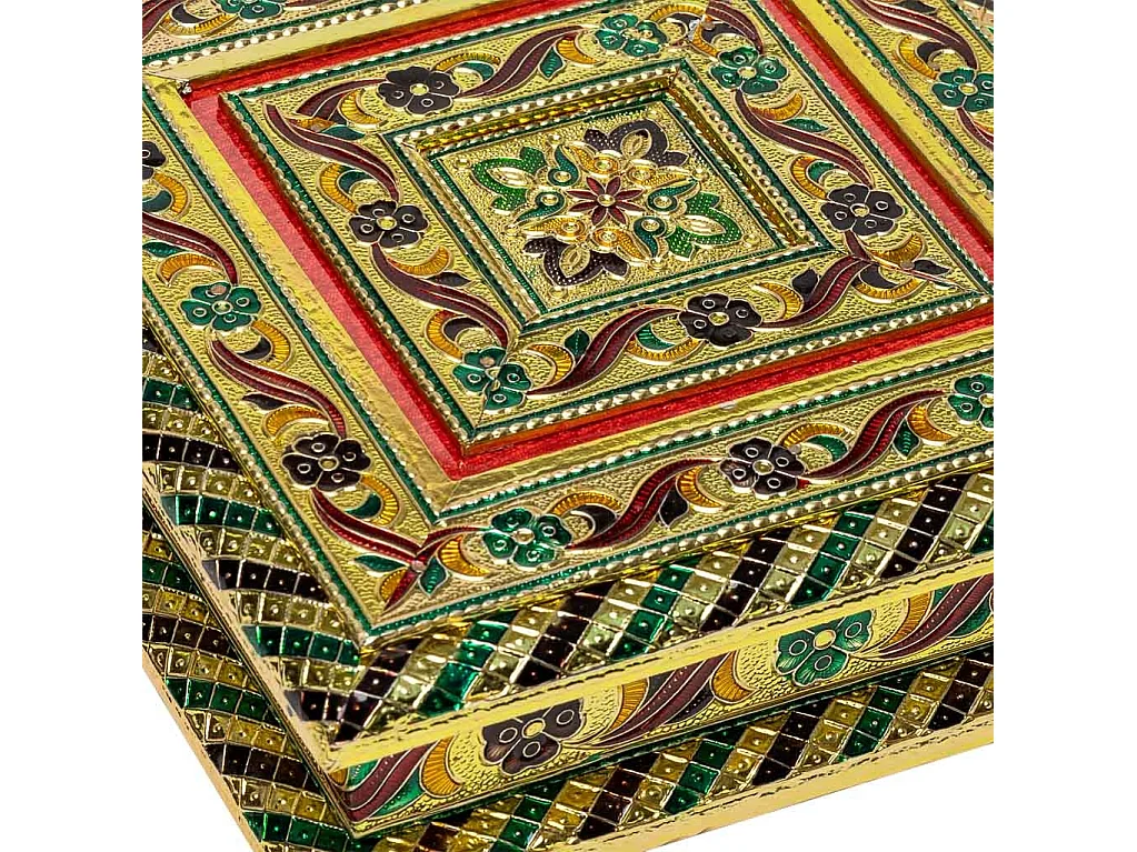 Portagioie in metallo dorato sbalzato 20x20x6h