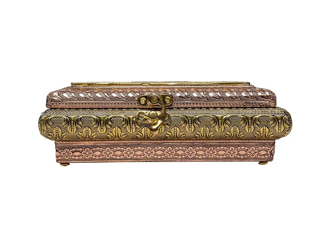 Boîte à bijoux en métal repoussé couleur cuivre 20x20x7h