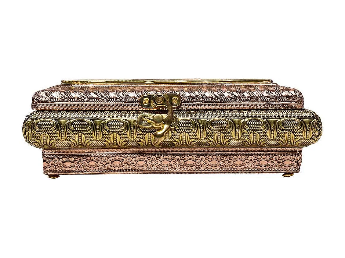 Boîte à bijoux en métal repoussé couleur cuivre 20x20x7h