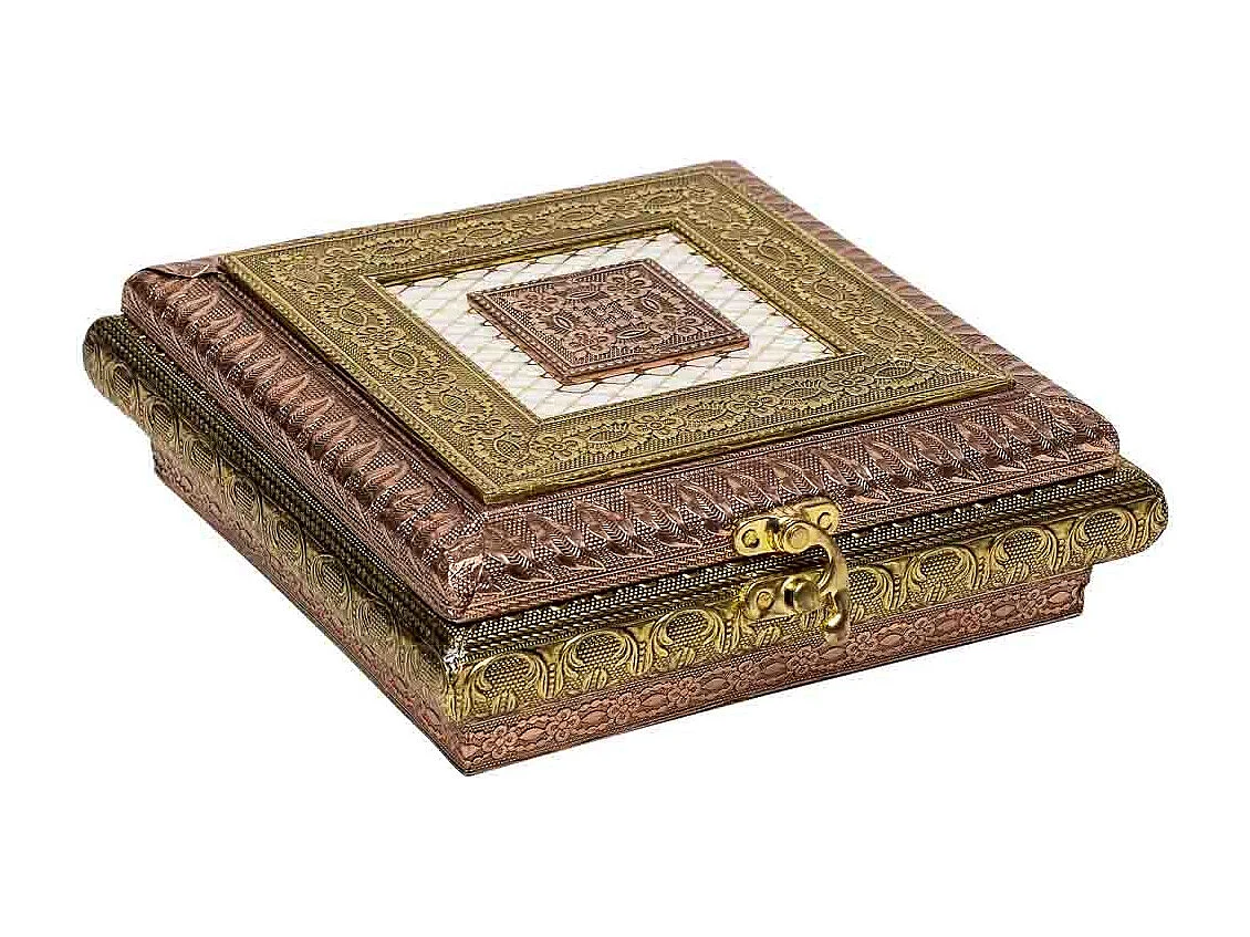 Boîte à bijoux en métal repoussé couleur cuivre 20x20x7h