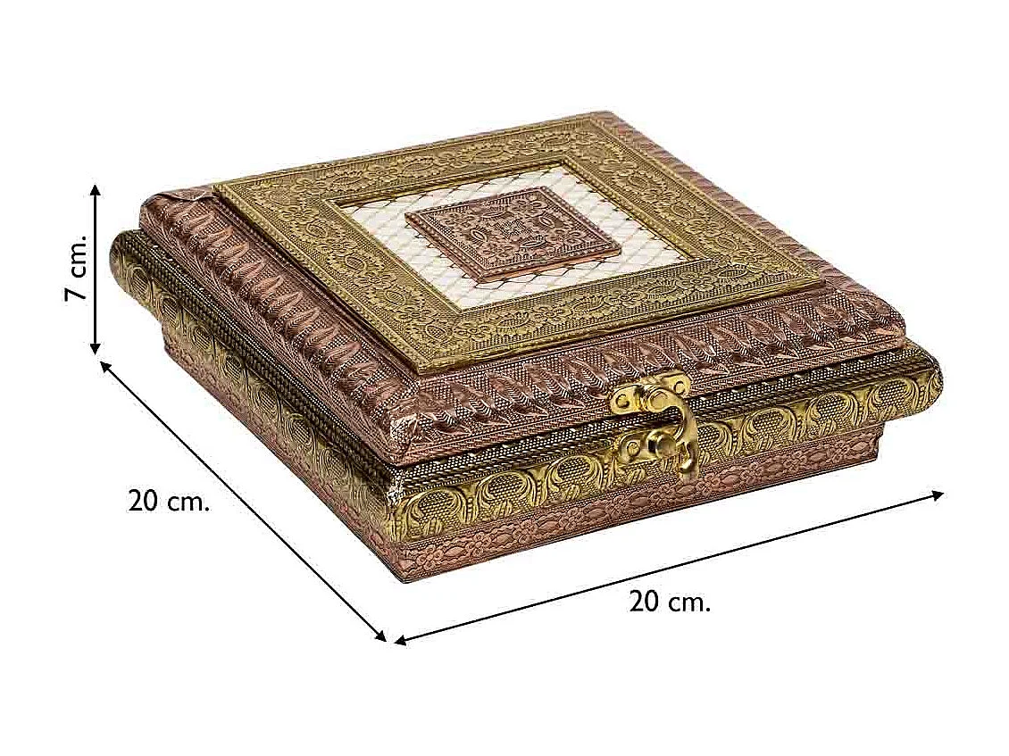 Boîte à bijoux en métal repoussé couleur cuivre 20x20x7h