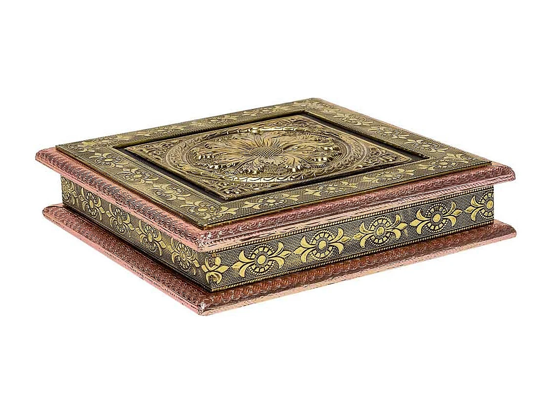 Boîte à bijoux en métal repoussé couleur cuivre 25x25x5h