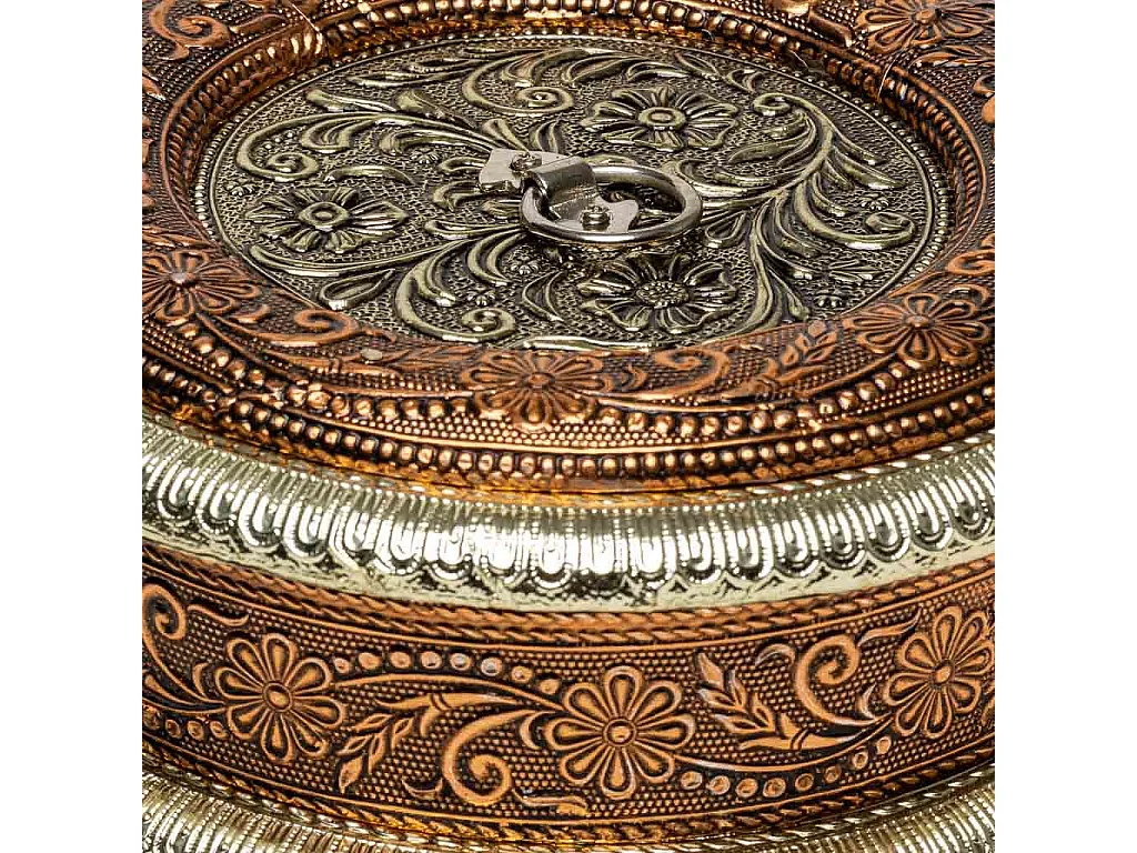 Joyero de metal repujado color bronce 20x20x6