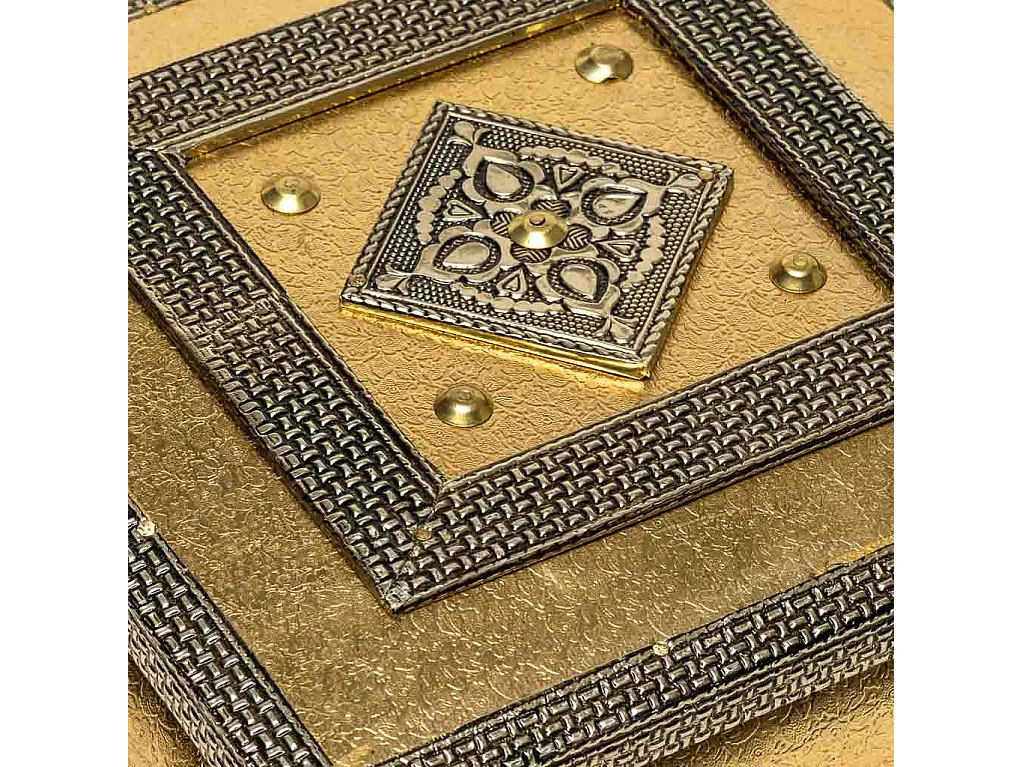 Boîte à bijoux en métal repoussé doré 20x20x6h