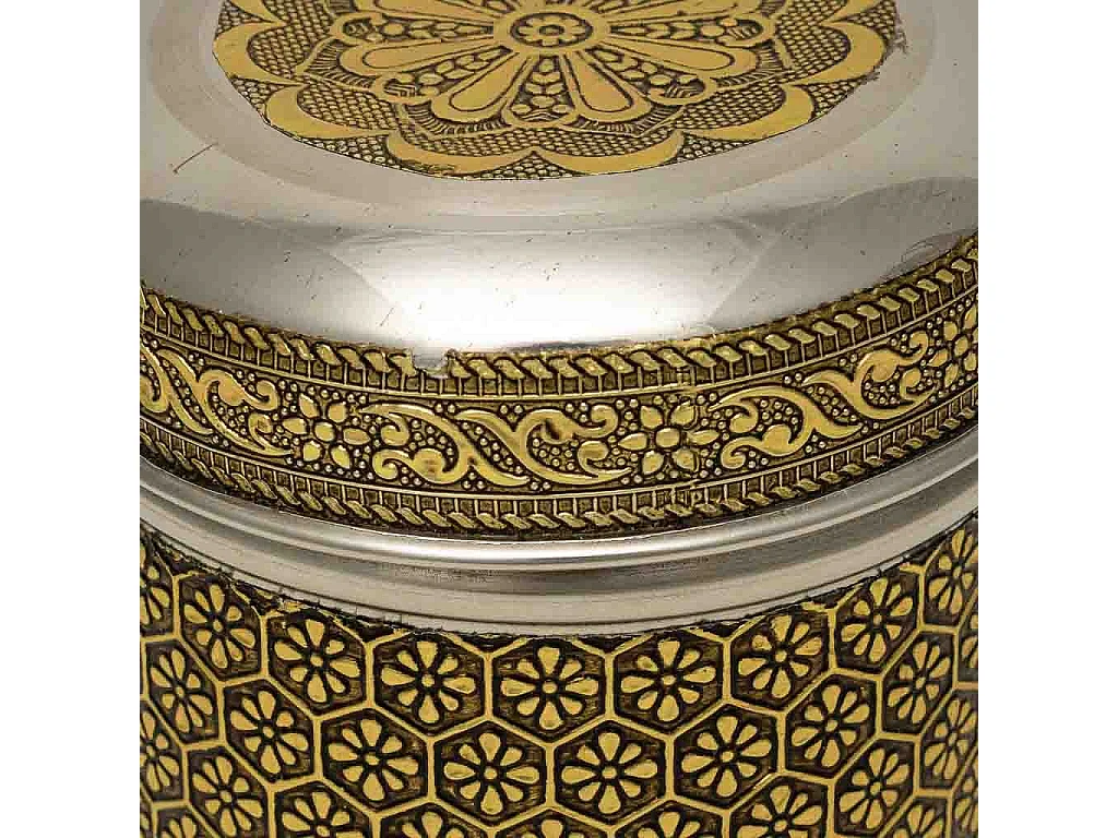 Frasco de metal com relevo dourado 9x9x12 cm