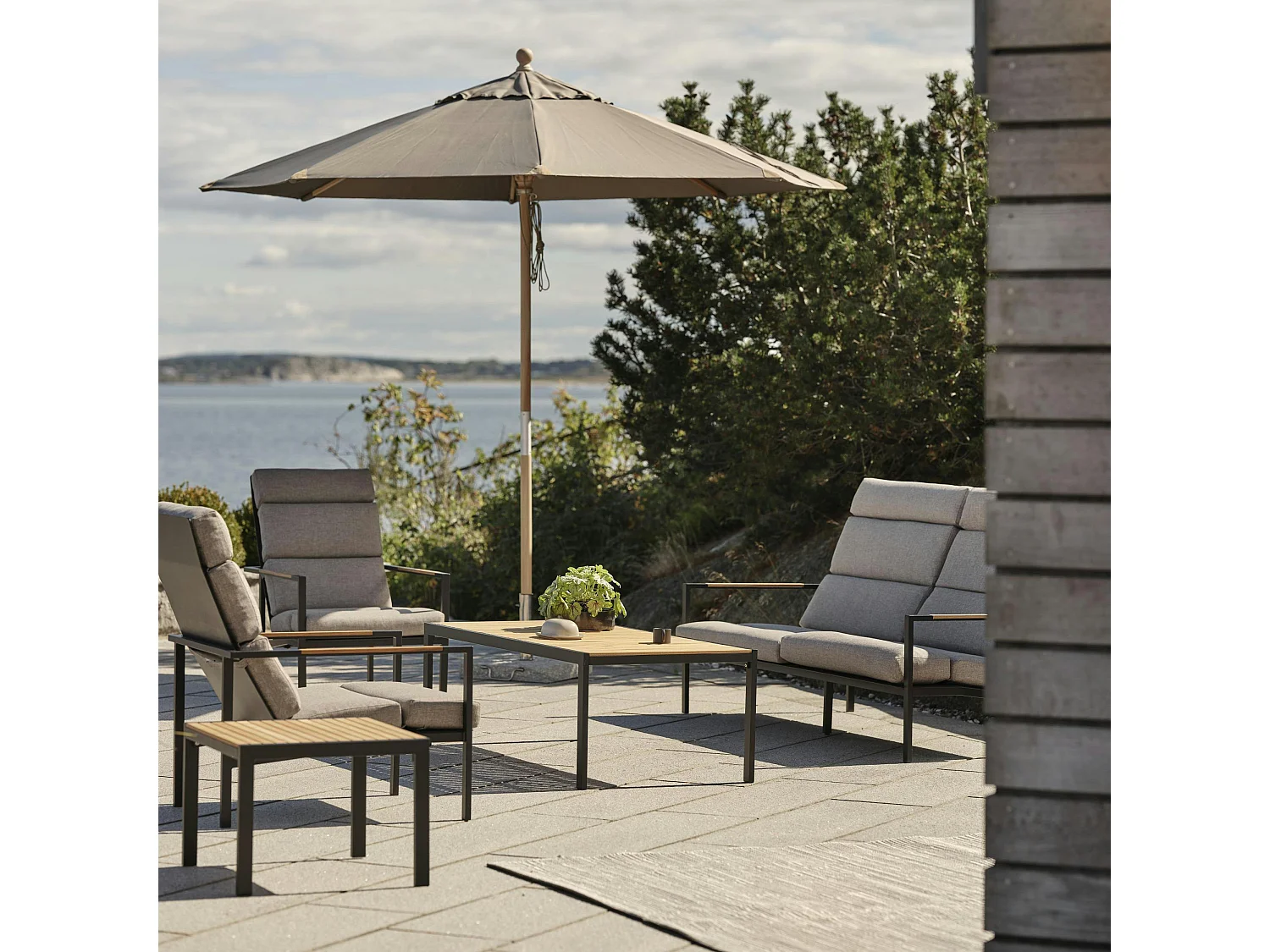 Salon de jardin en aluminium noir et teck (4 pièces) STOCKHOLM