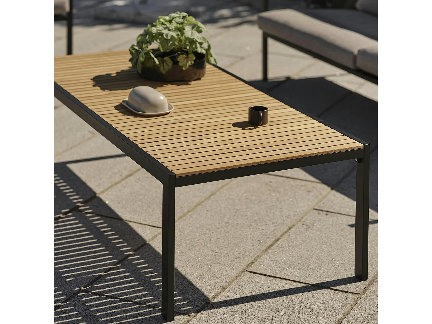 Salon de jardin en aluminium noir et teck (4 pièces) STOCKHOLM