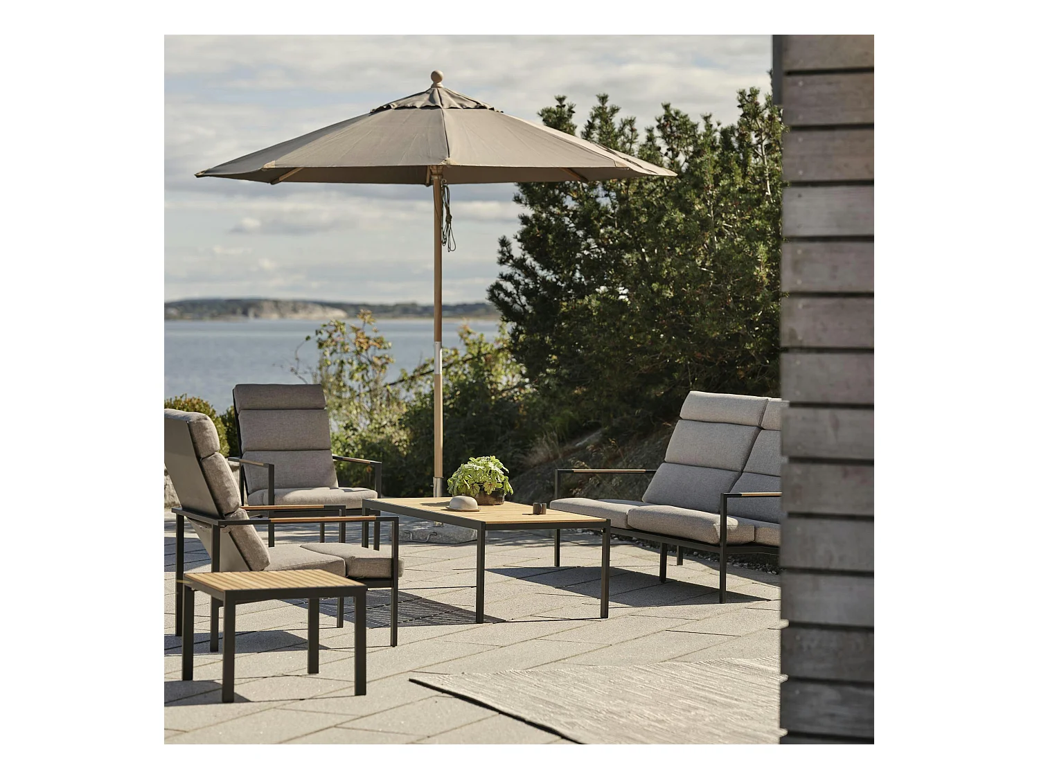 Salon de jardin en aluminium noir et teck (4 pièces) STOCKHOLM