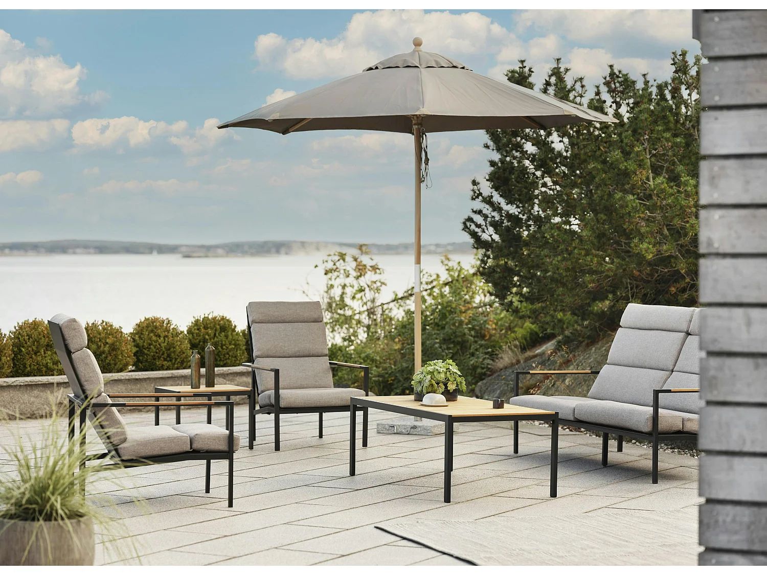 Salon de jardin en aluminium noir et teck (4 pièces) STOCKHOLM