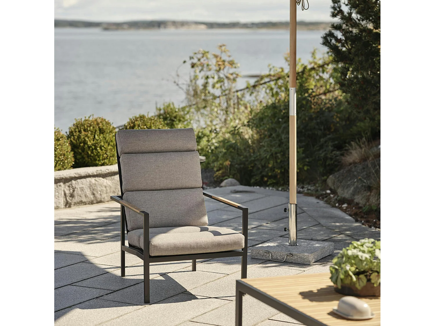 Salon de jardin en aluminium noir et teck (4 pièces) STOCKHOLM