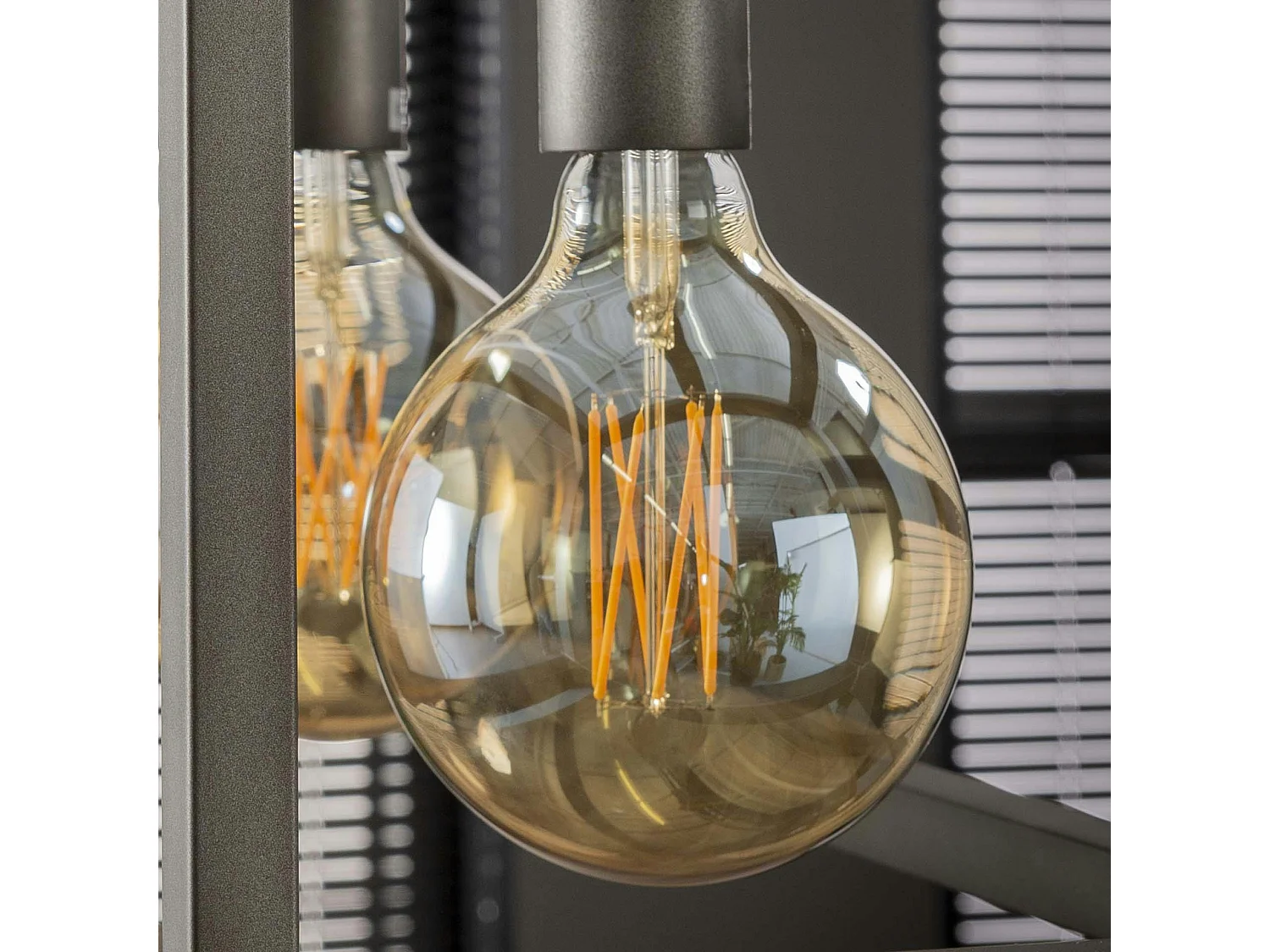 Ampoule globe 12,5 cm ambré LED filament lumière chaude (E27)