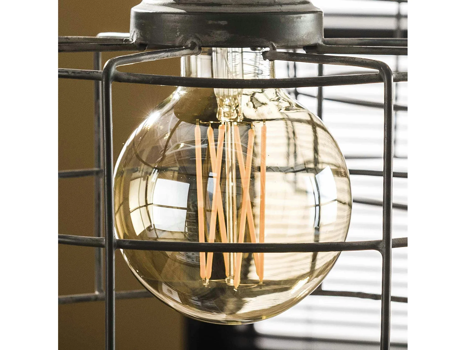 Ampoule globe 9,5 cm ambré LED filament lumière chaude (E27)