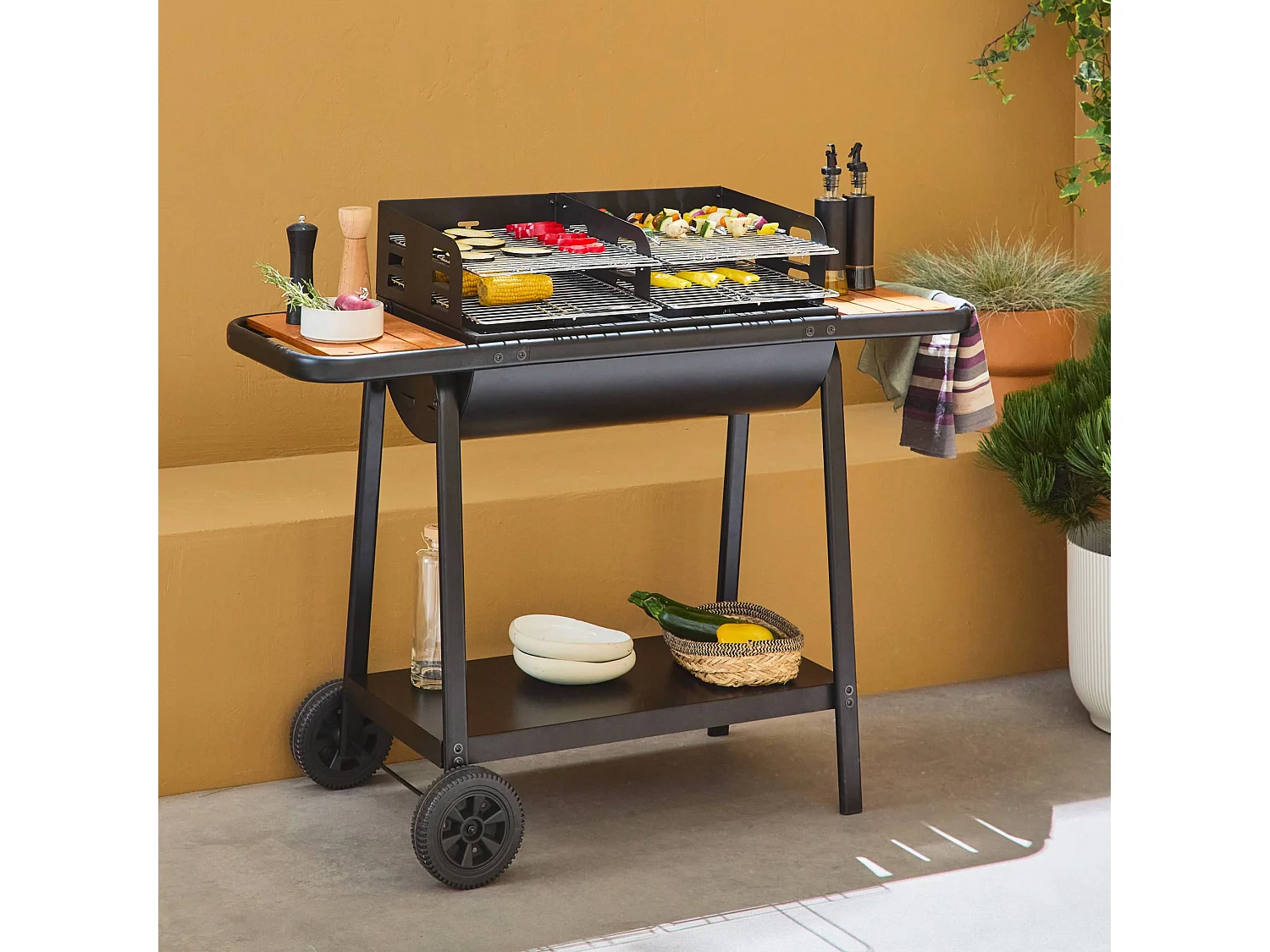 Barbecue noir charbon de bois Lucien noir. récupérateur de cendres. 2 tablettes. 2 grilles de cuisson. L 123 x P 56 x H 97cm