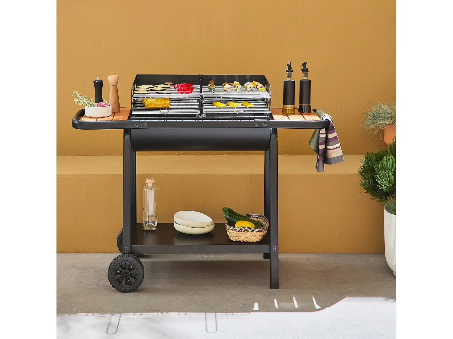 Barbecue noir charbon de bois Lucien noir. récupérateur de cendres. 2 tablettes. 2 grilles de cuisson. L 123 x P 56 x H 97cm