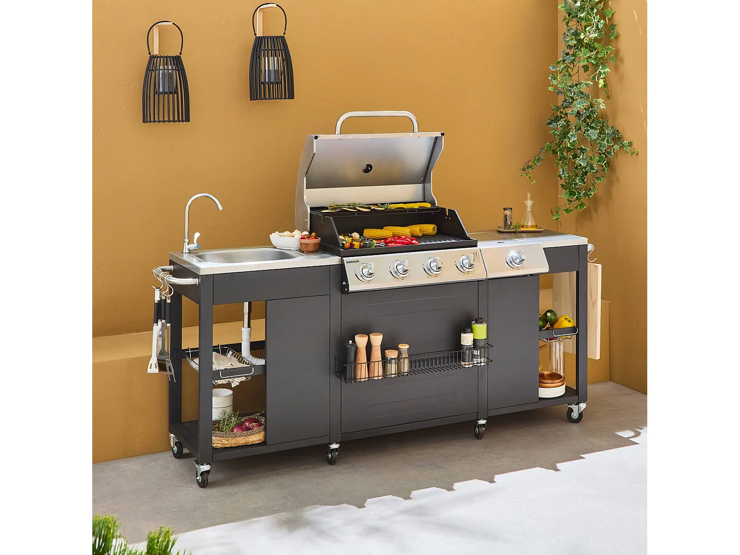 Barbecue. cuisine extérieure gaz - D'Artagnan - Barbecue 5 brûleurs dont 1 feu latéral. inox et noir. évier. planche à découper bois. ustensiles