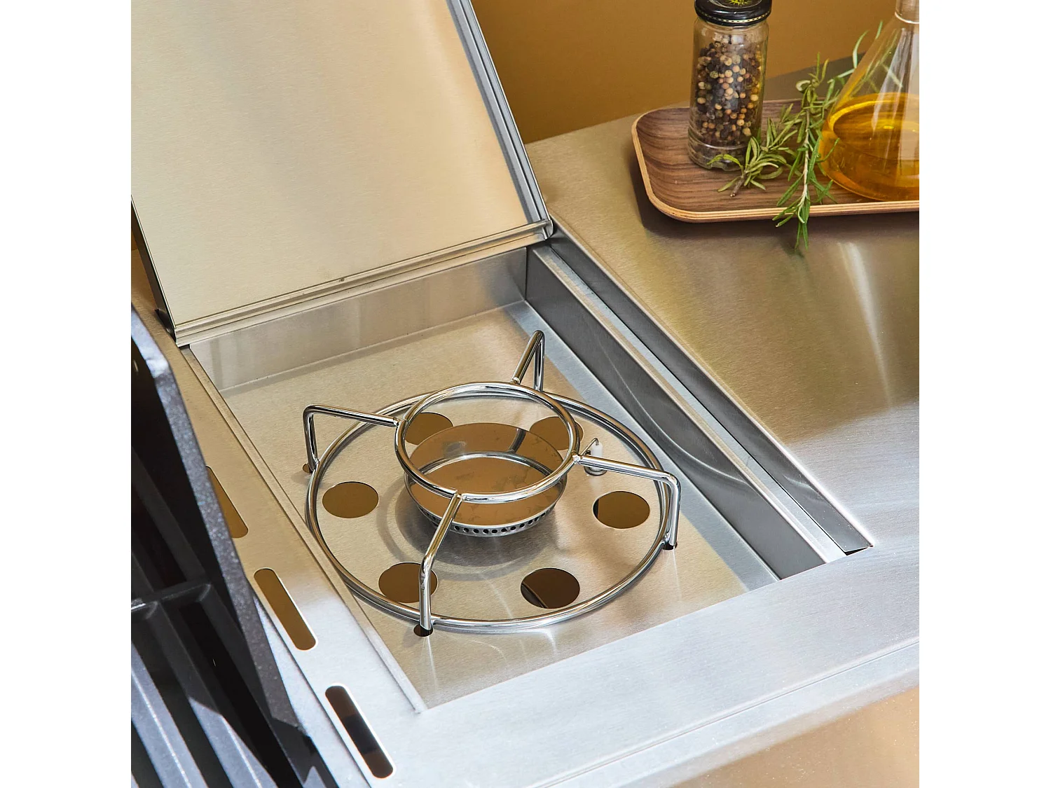 Barbecue. cuisine extérieure gaz - D'Artagnan - Barbecue 5 brûleurs dont 1 feu latéral. inox et noir. évier. planche à découper bois. ustensiles