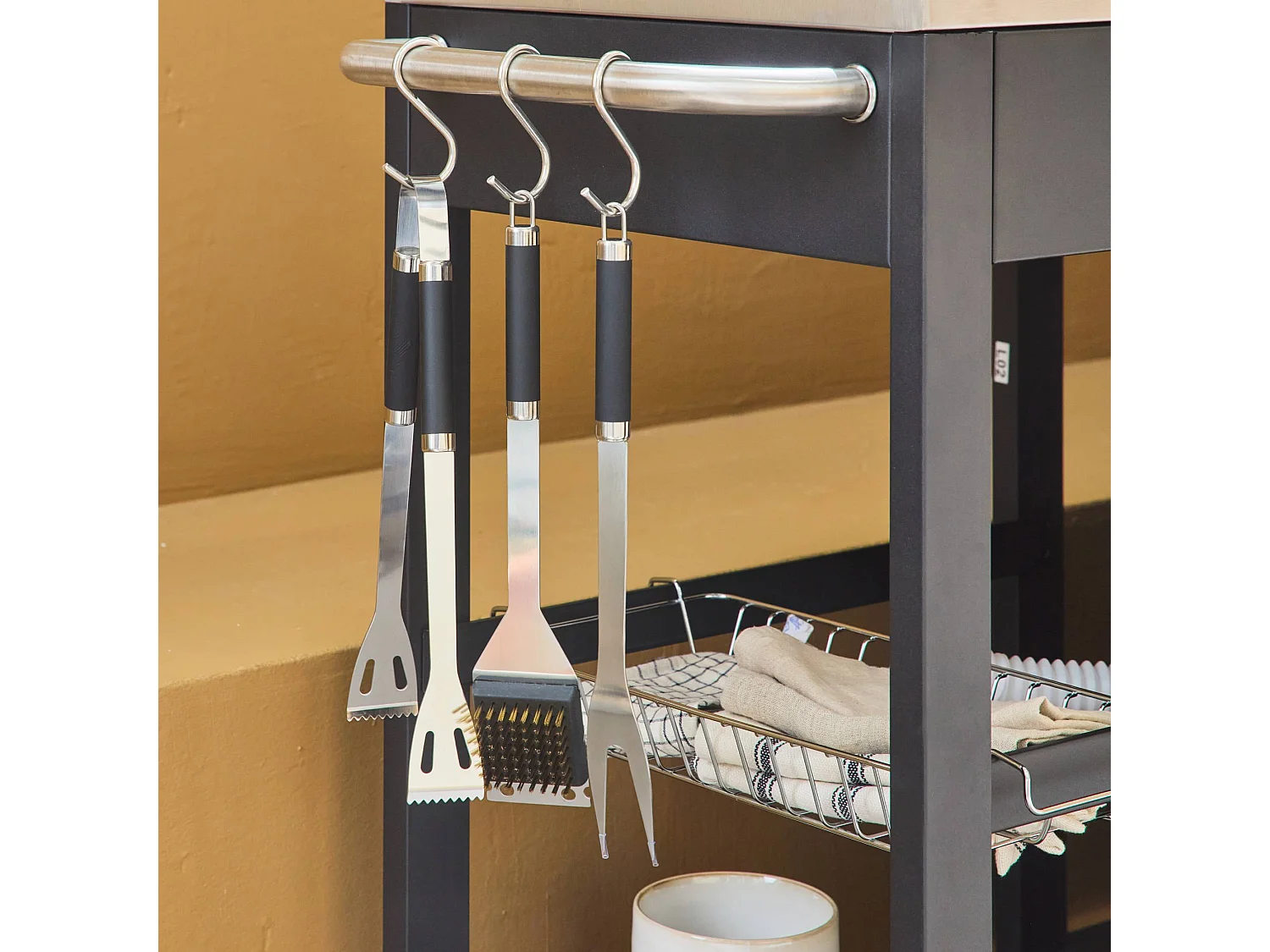 Barbecue. cuisine extérieure gaz - D'Artagnan - Barbecue 5 brûleurs dont 1 feu latéral. inox et noir. évier. planche à découper bois. ustensiles