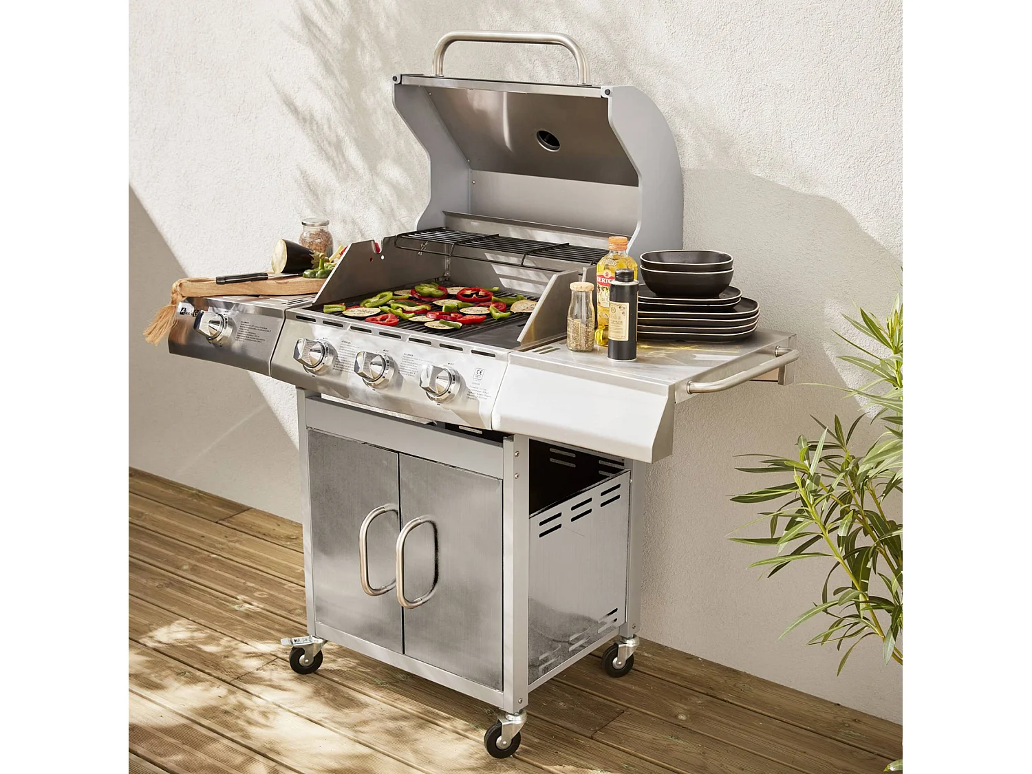 Barbecue gaz inox 14kW - Richelieu Inox - Barbecue 4 brûleurs dont 1 feu latéral. côté grill et côté plancha