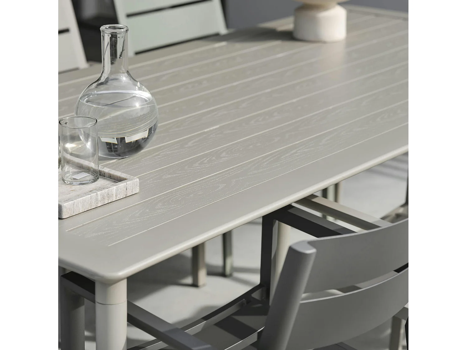 Table de jardin en aluminium finition gris sable 140 cm STOCKHOLM