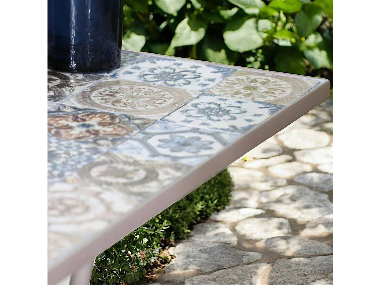 Petite table de jardin carreaux de ciment bleu et taupe 58 cm GRENADE