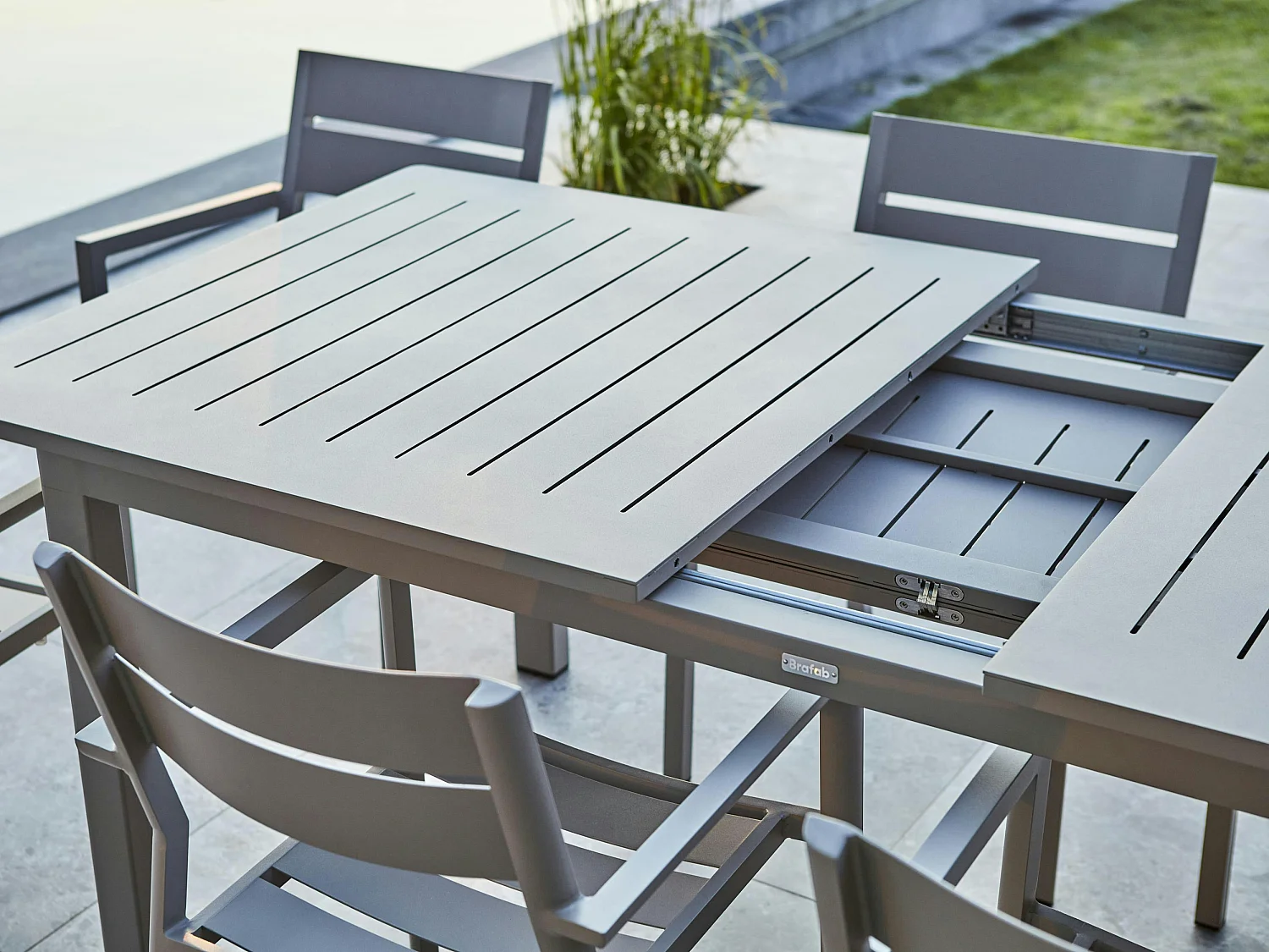 Table de jardin extensible en aluminium gris sable 194/314 cm OSLO