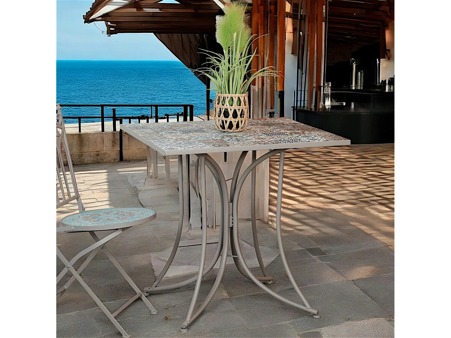 Petite table de jardin en mosaïque bleue et taupe (78x78 cm) GRENADE