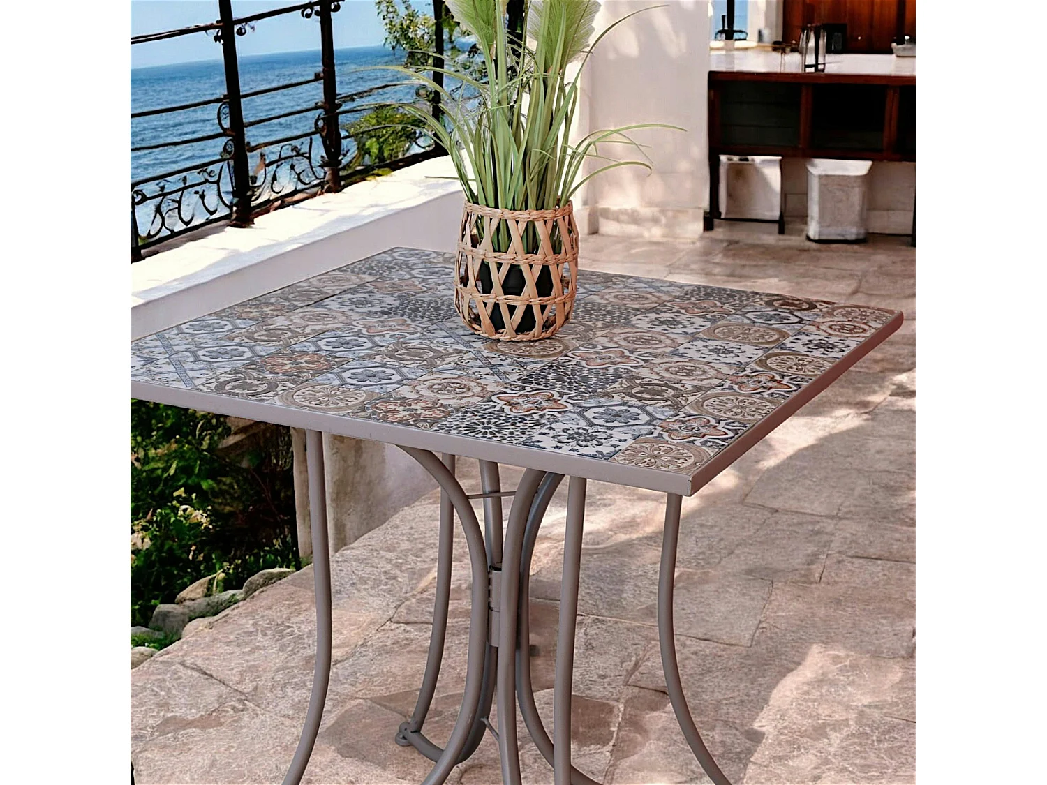 Petite table de jardin en mosaïque bleue et taupe (78x78 cm) GRENADE