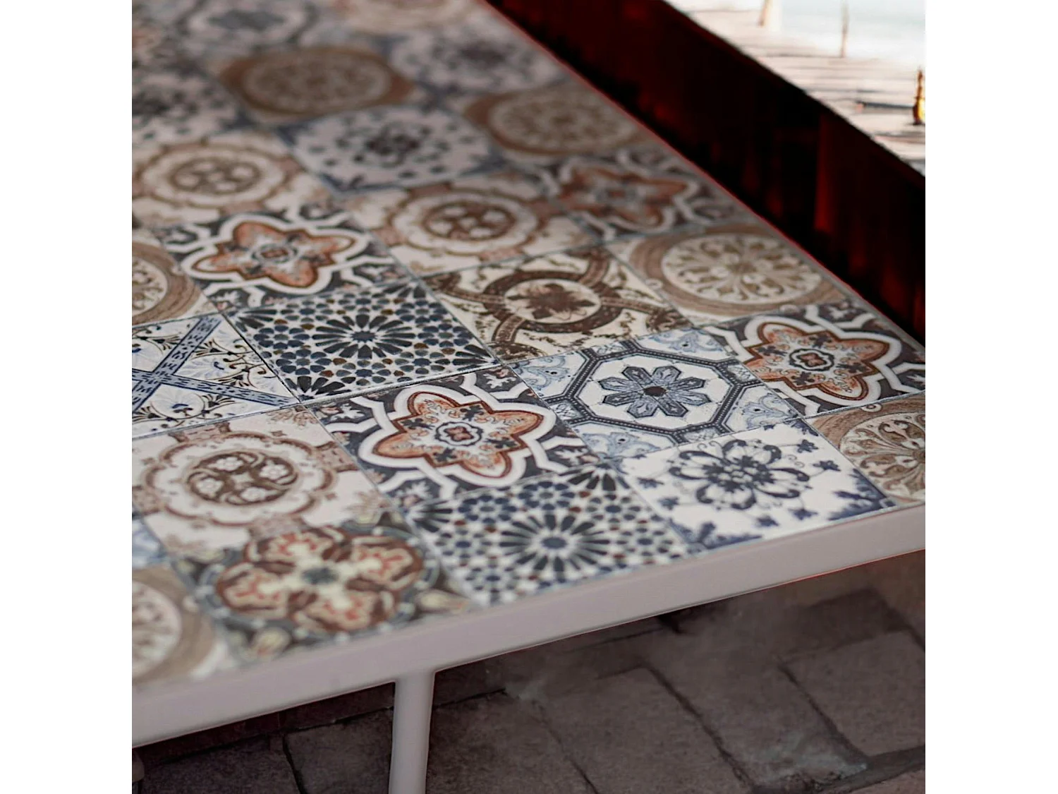 Petite table de jardin en mosaïque bleue et taupe (78x78 cm) GRENADE