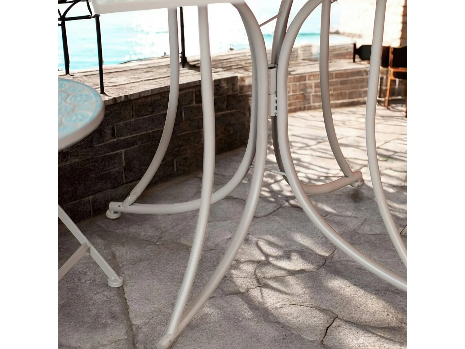 Petite table de jardin en mosaïque bleue et taupe (78x78 cm) GRENADE