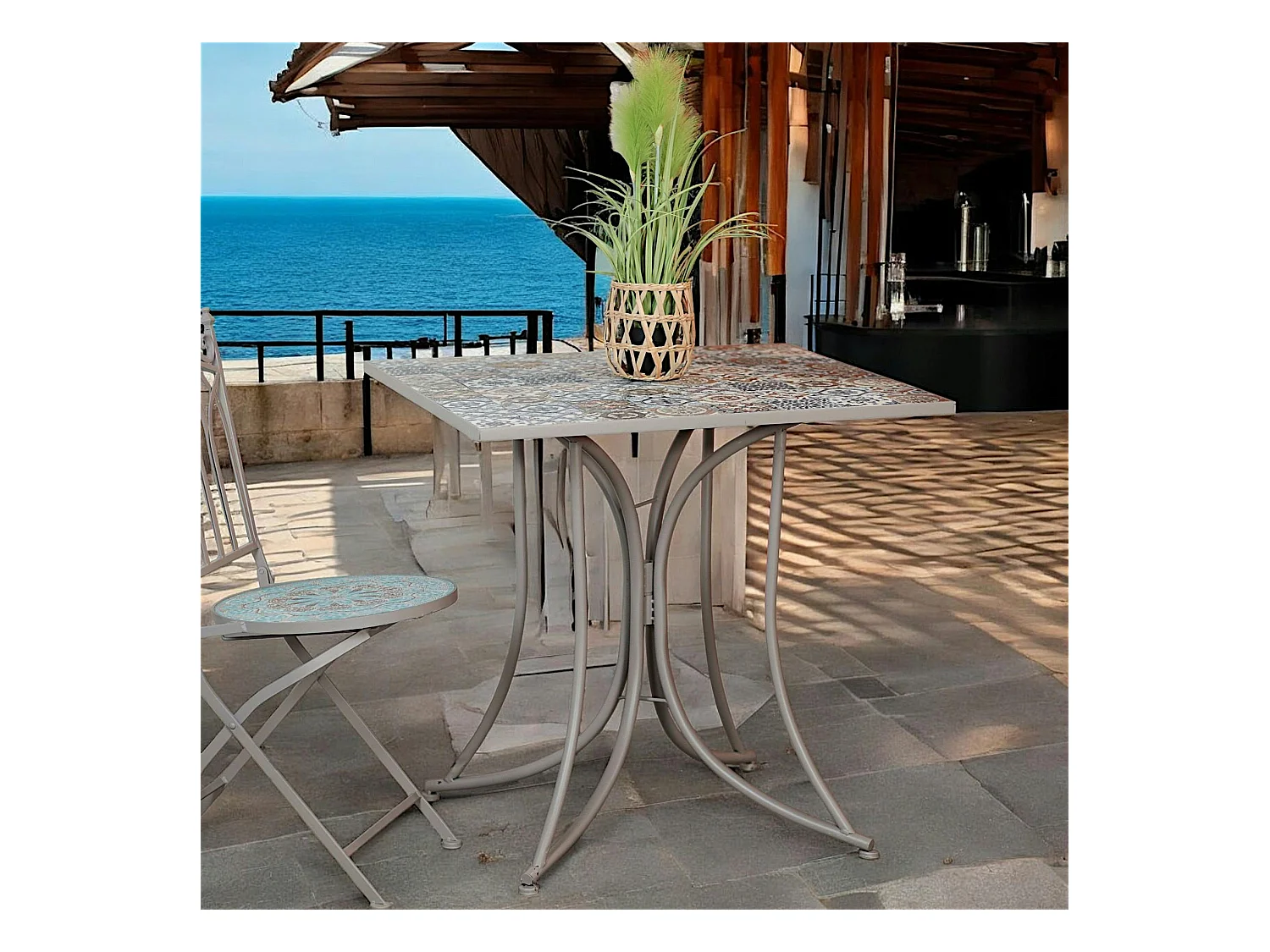 Petite table de jardin en mosaïque bleue et taupe (78x78 cm) GRENADE