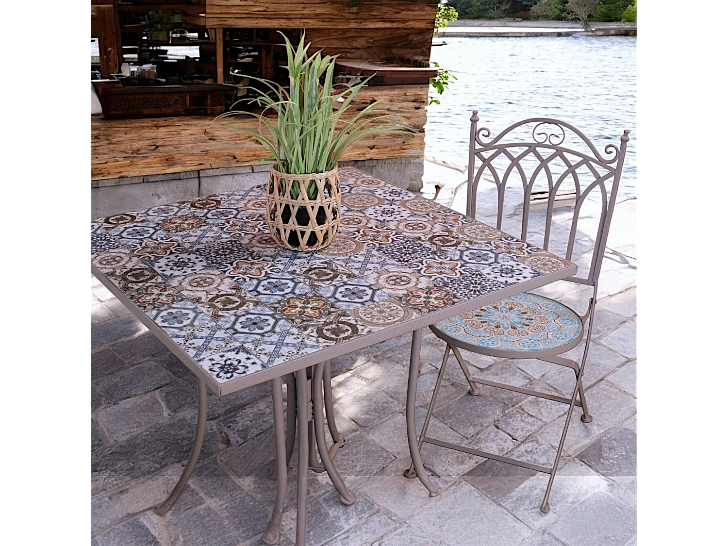 Petite table de jardin en mosaïque bleue et taupe (78x78 cm) GRENADE