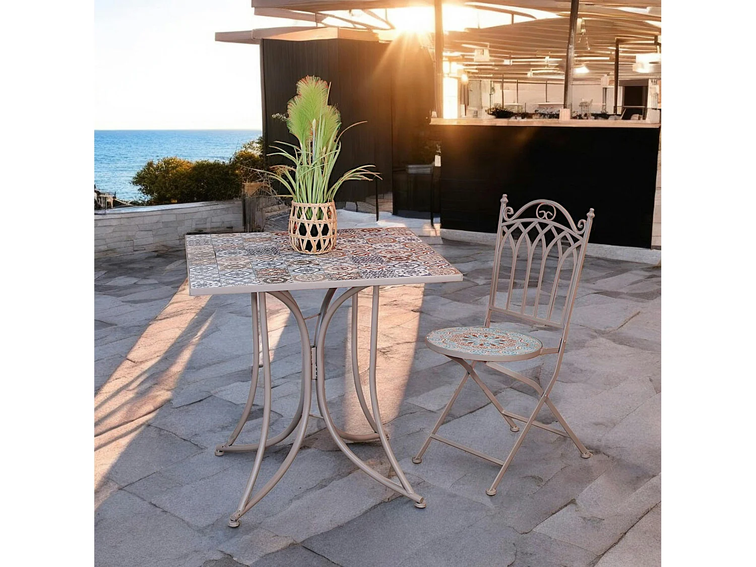 Petite table de jardin en mosaïque bleue et taupe (78x78 cm) GRENADE