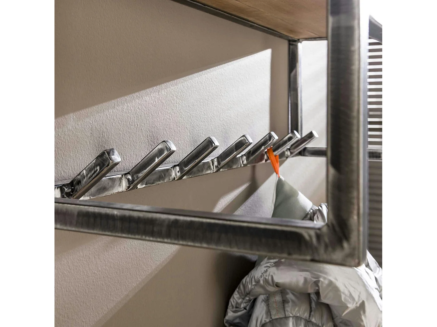 Portemanteau mural bois recyclé brut 7 crochets 1 étagère OMSK