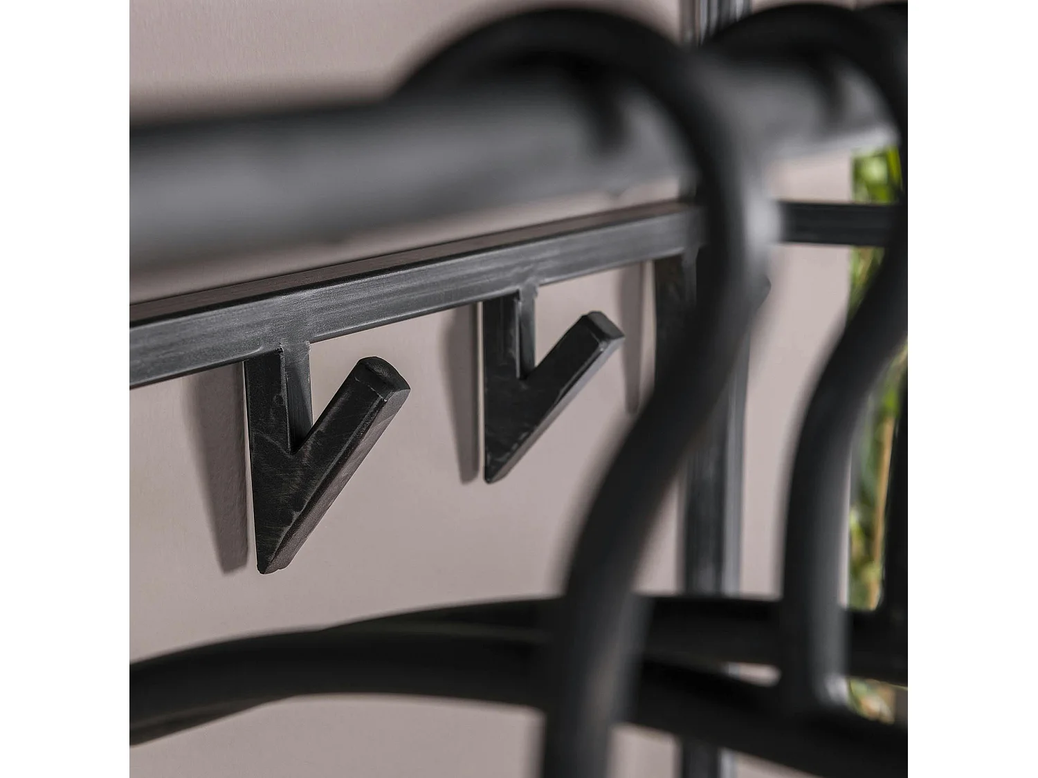 Portemanteau mural noir 12 crochets 1 étagère bois MELBOURNE