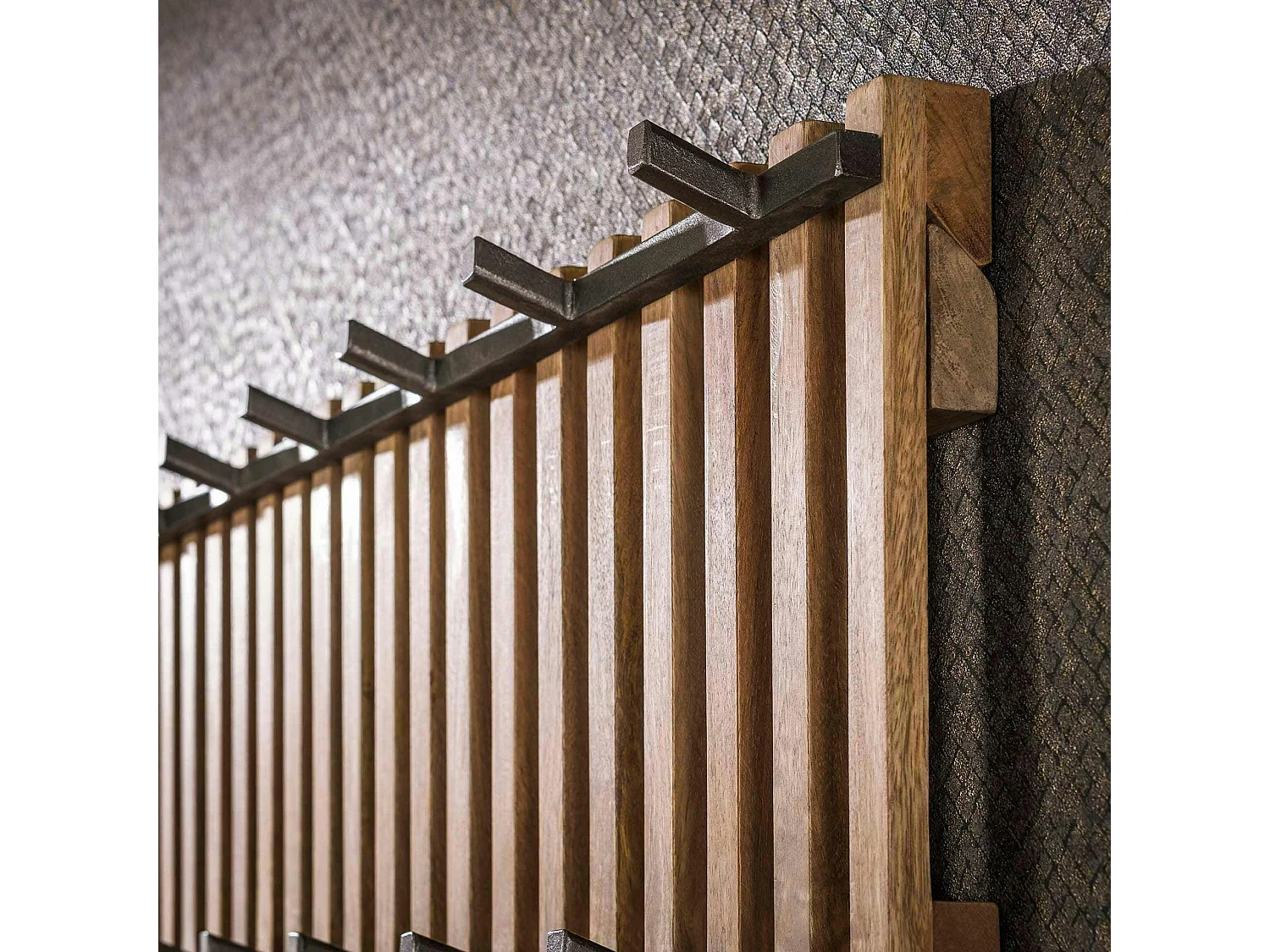 Portemanteau mural rainuré en bois de manguier 13 accroches DELHI