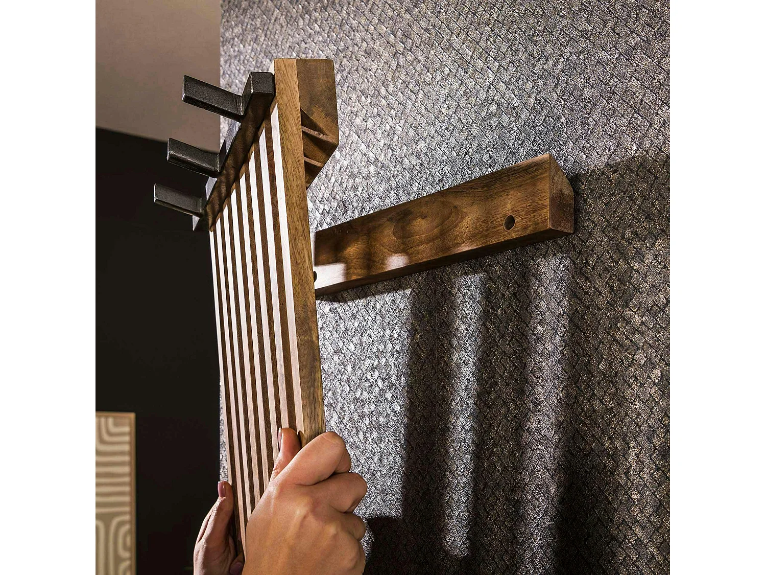 Portemanteau mural rainuré en bois de manguier 6 accroches DELHI