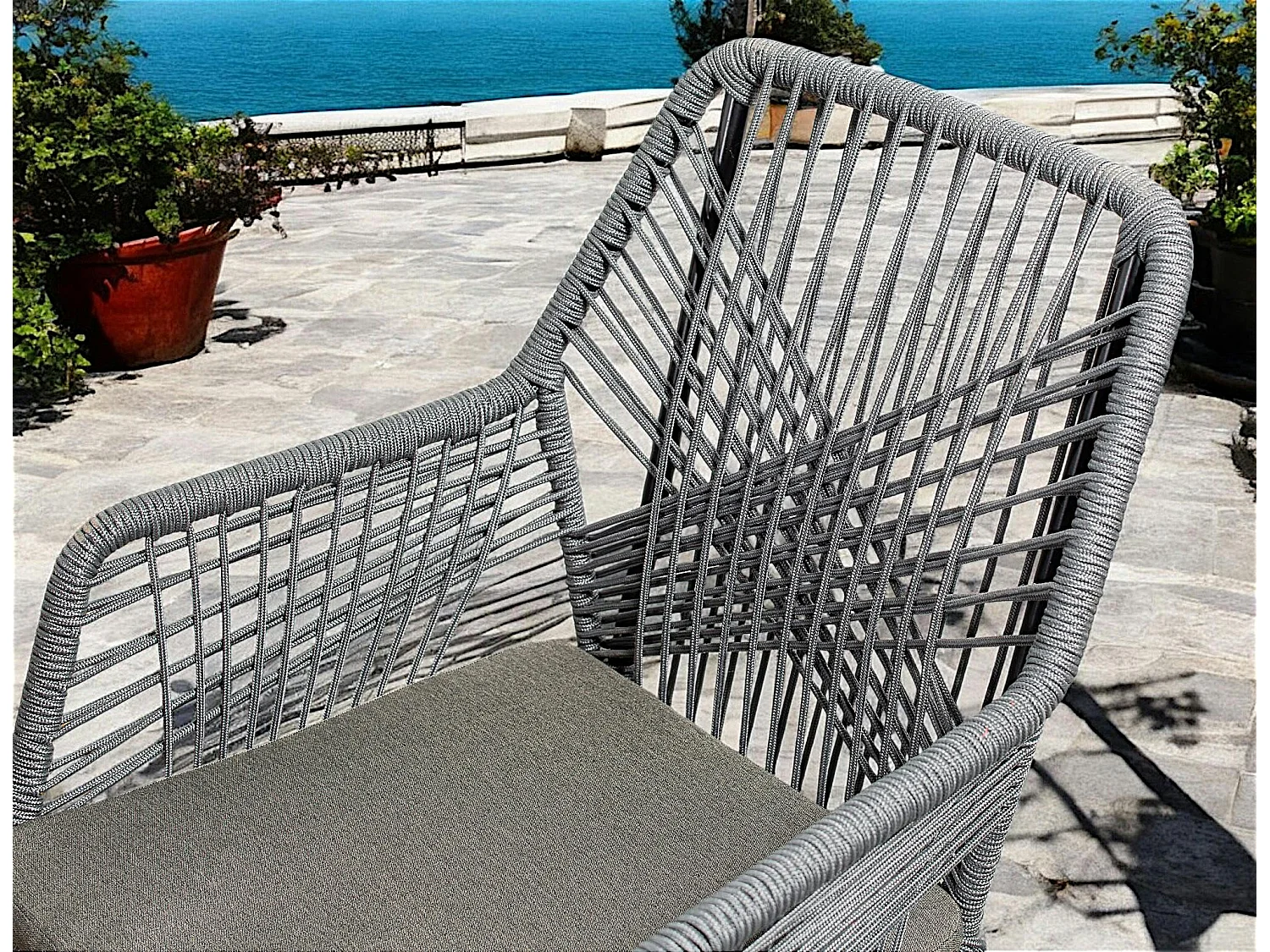 Chaise de jardin grise en corde tressée et pieds bois FSC® GRENADE