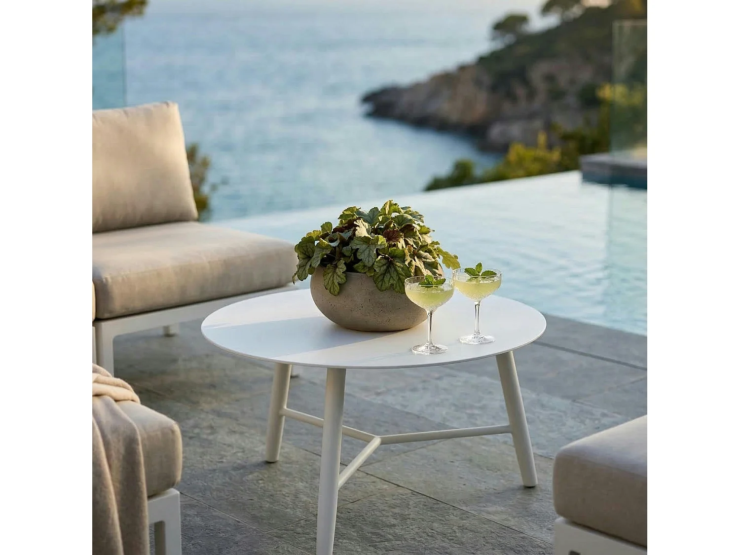 Table basse de jardin en aluminium blanc Ø 75 cm STOCKHOLM