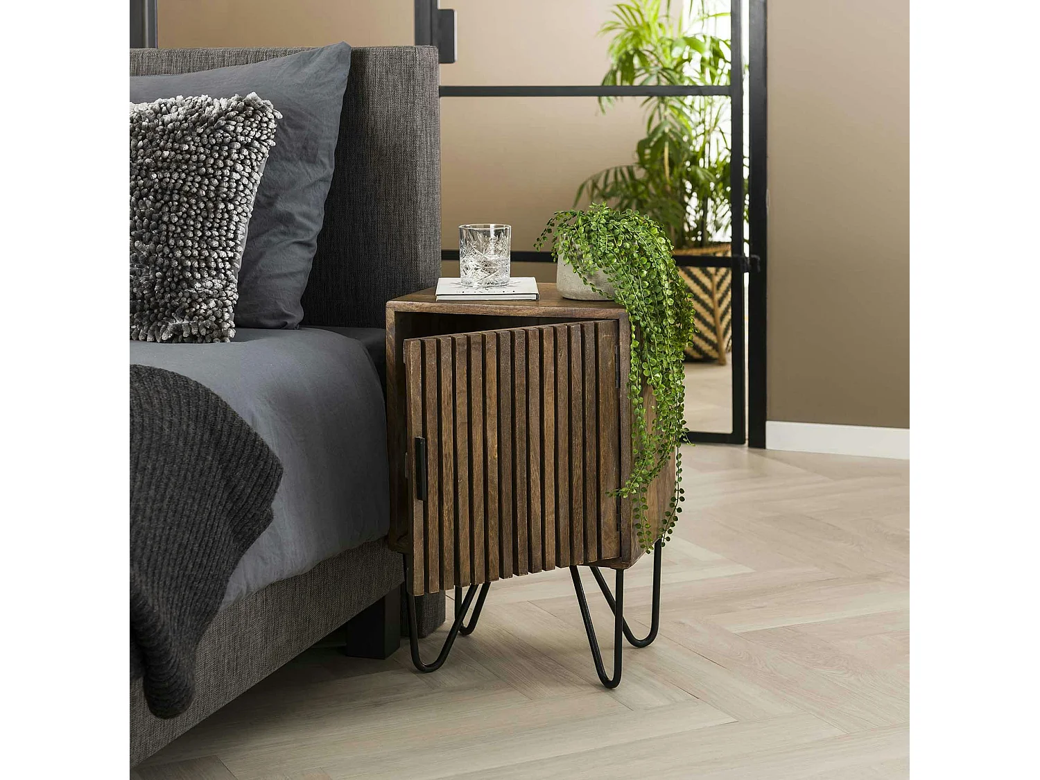 Table de nuit en bois de manguier strié (ensemble de 2) DELHI