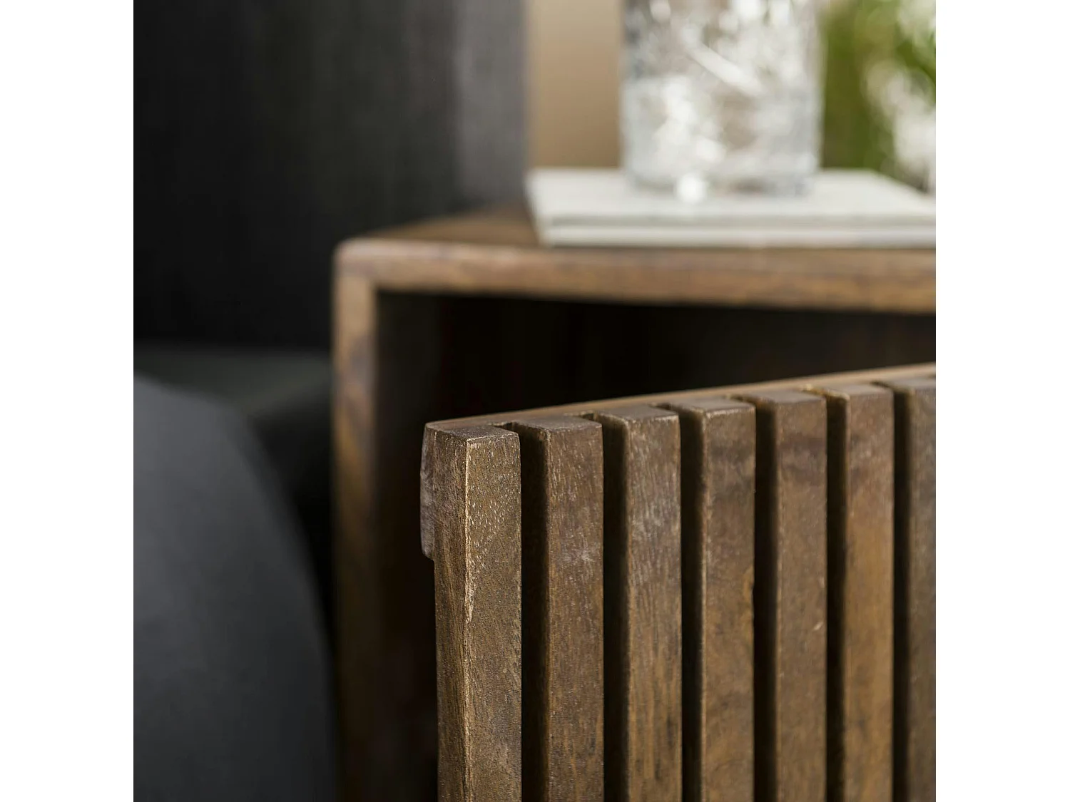 Table de nuit en bois de manguier strié (ensemble de 2) DELHI