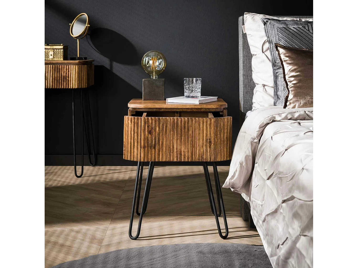 Table de chevet en bois de manguier motif baguette avec pieds épingle DELHI