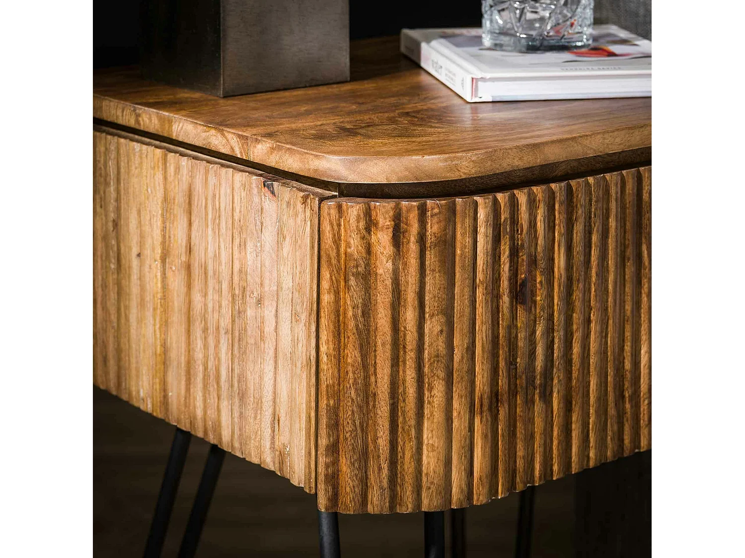 Table de chevet en bois de manguier motif baguette avec pieds épingle DELHI