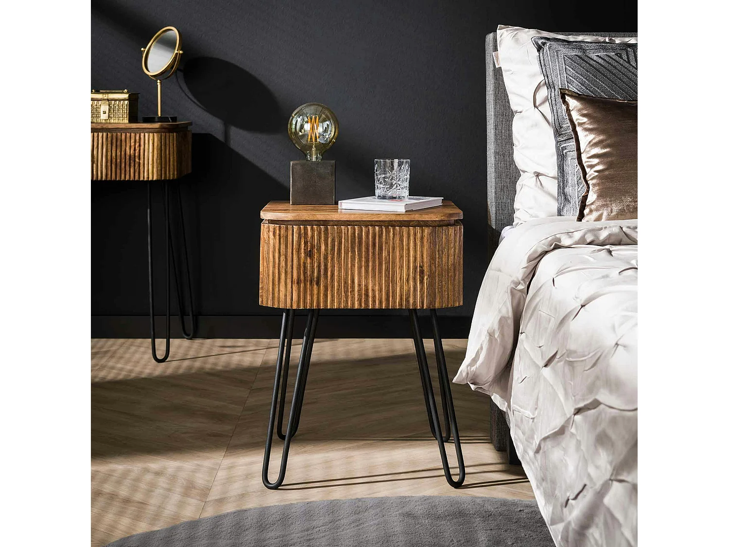 Table de chevet en bois de manguier motif baguette avec pieds épingle DELHI