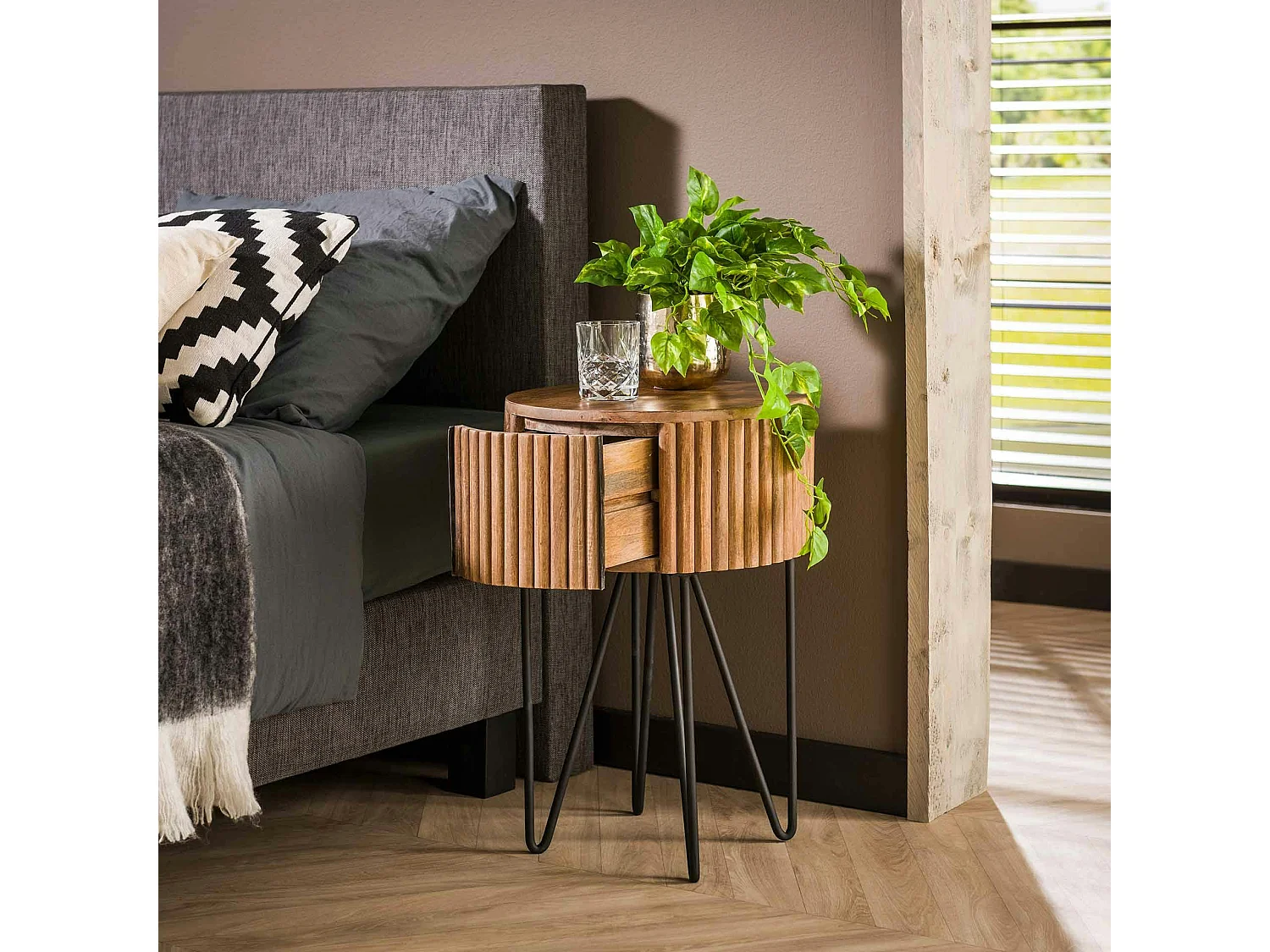 Bout de canapé rond strié DELHI