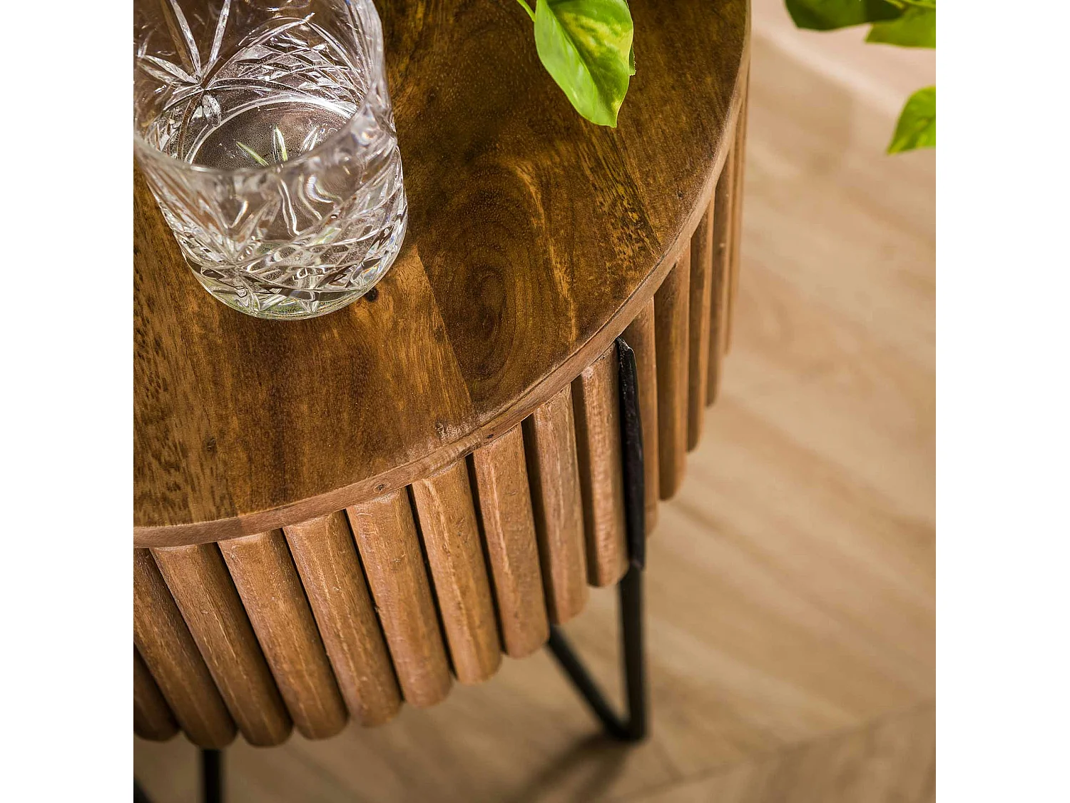 Bout de canapé rond strié DELHI