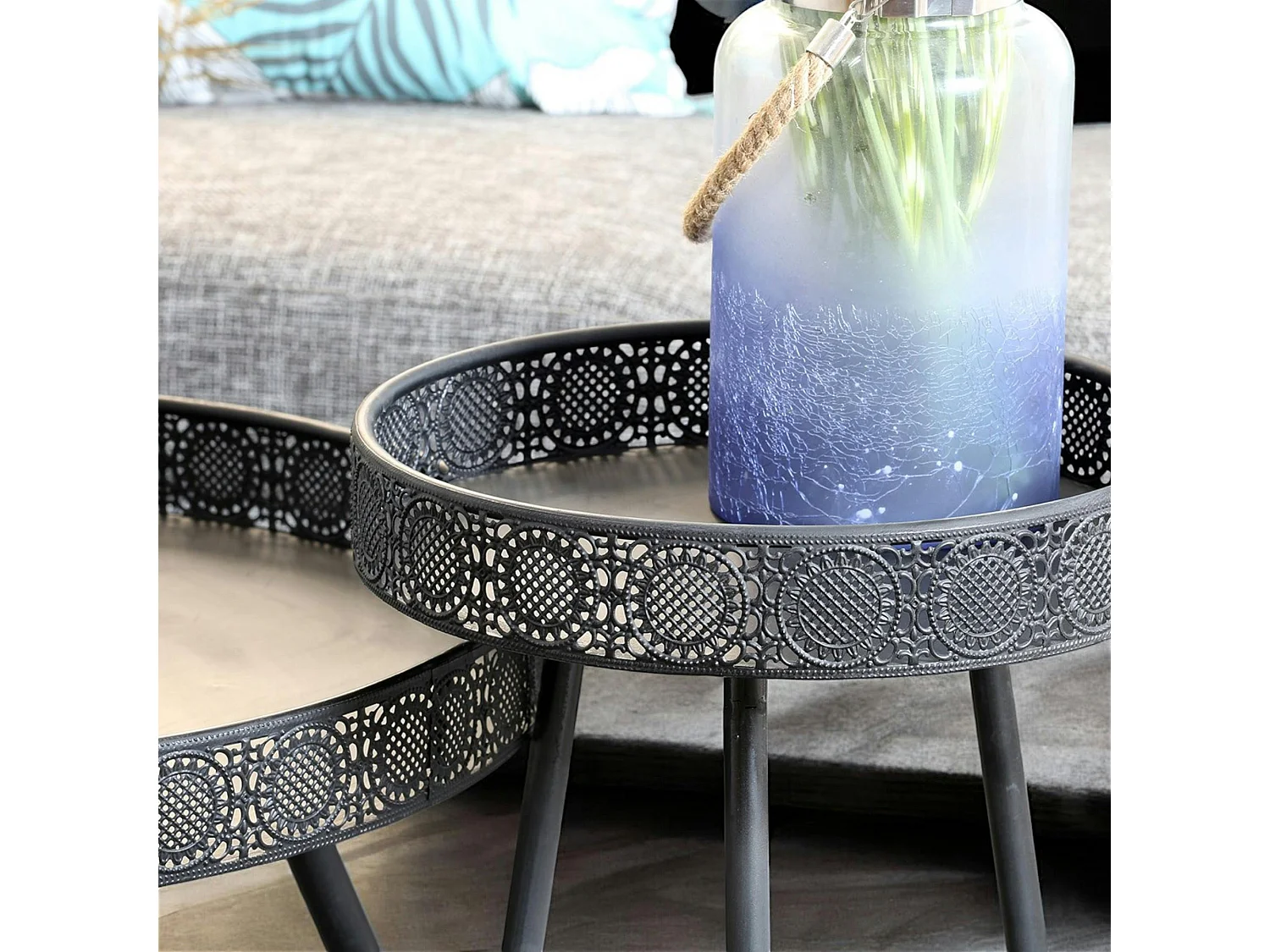 Bout de canapé métal noir motifs ajourés petit modèle