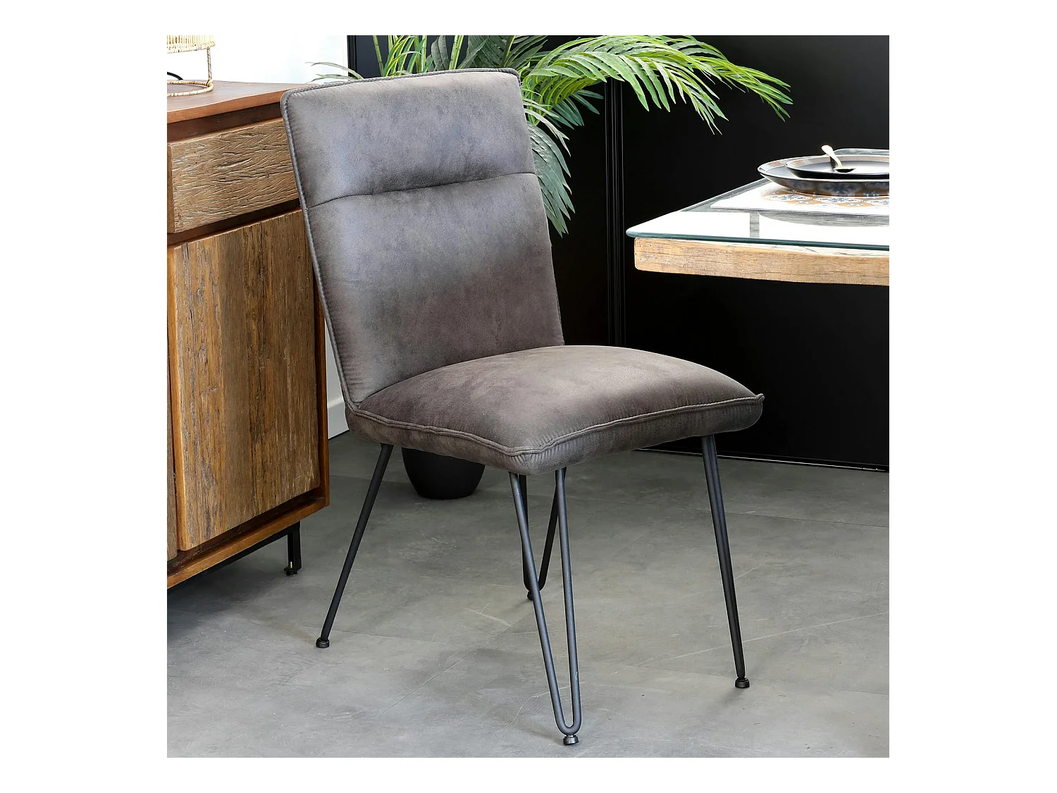 Chaise grise capitonnée salle à manger