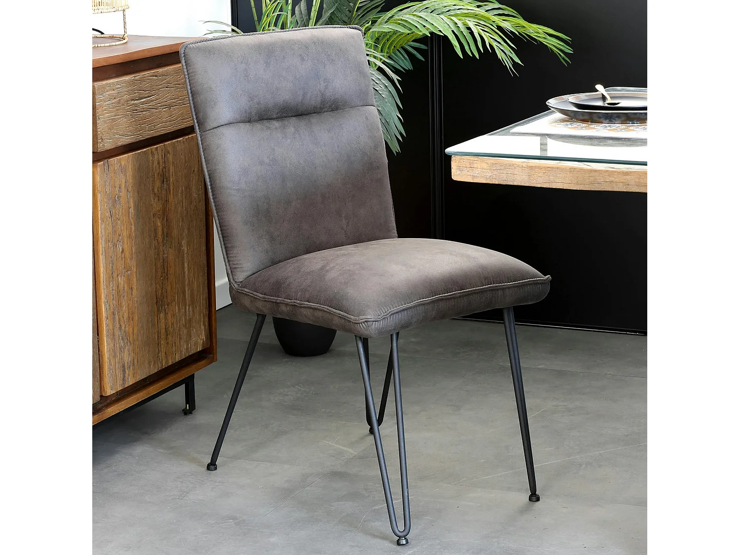 Chaise grise capitonnée salle à manger