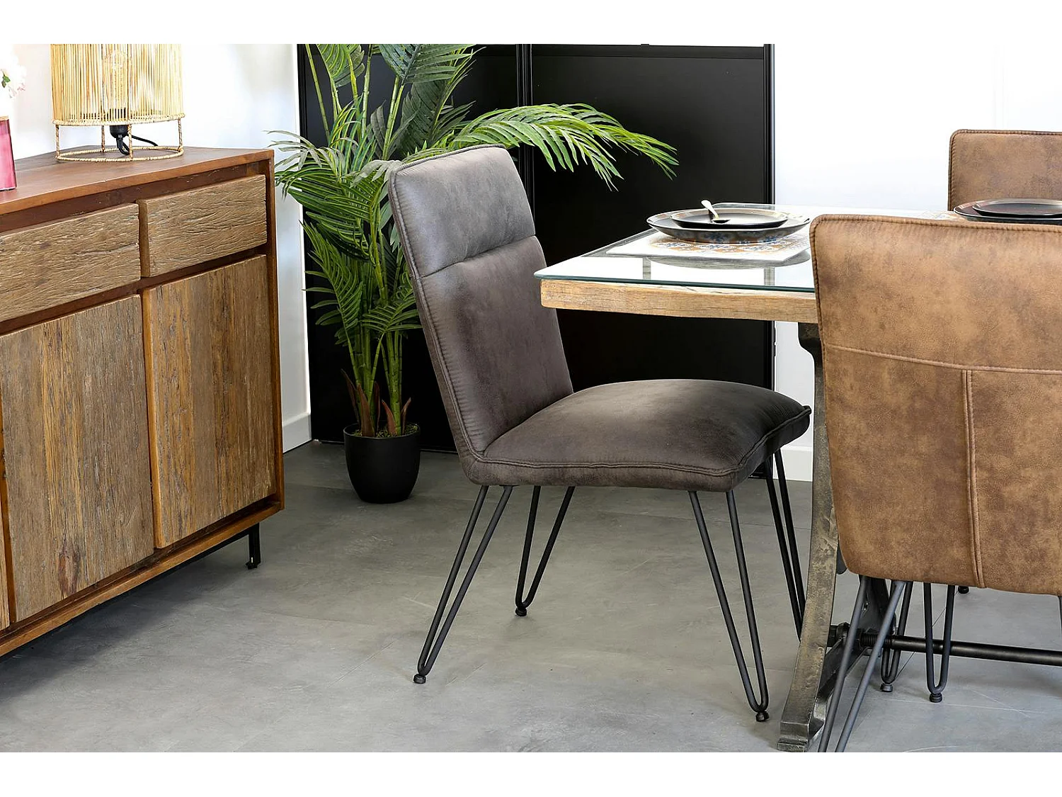 Chaise grise capitonnée salle à manger